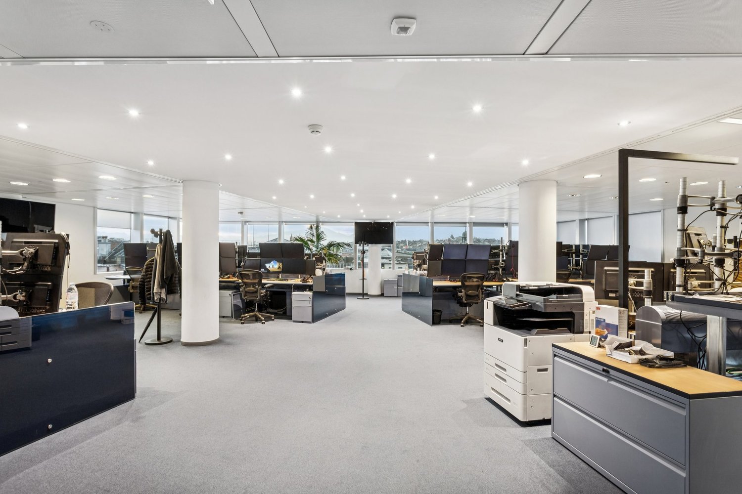 913m² office