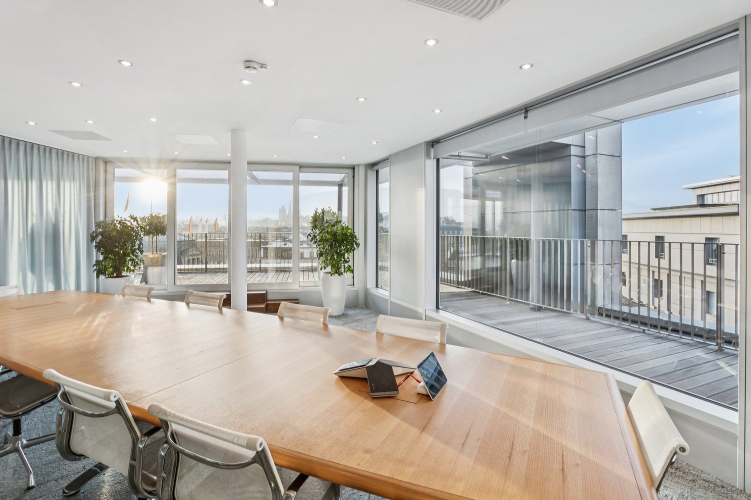 913m² office