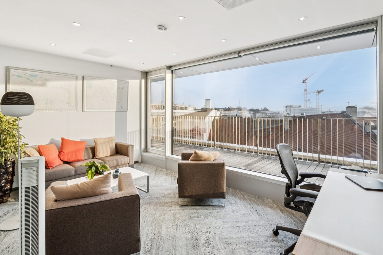 913m² office