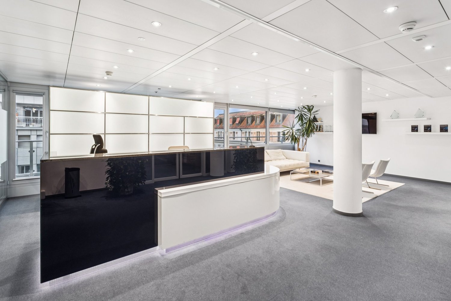 913m² office