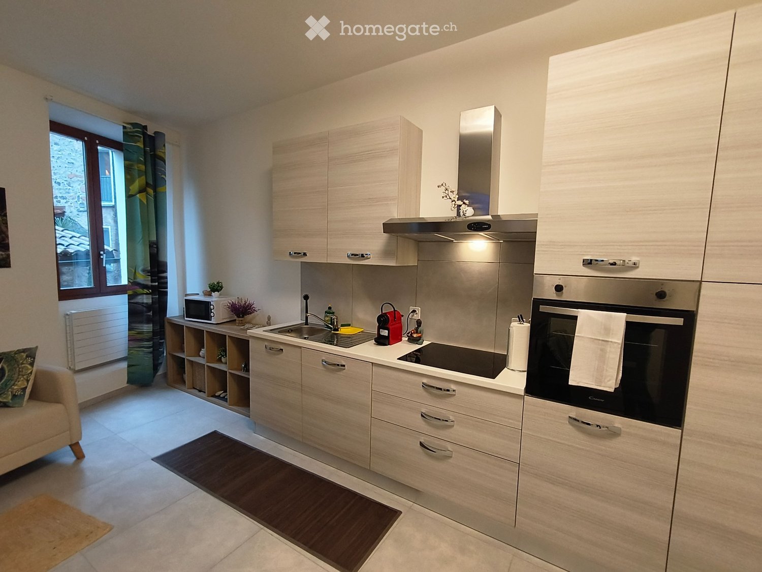 Appartement rénové en 2024 entièrement meublé et équipé, deux chambres à coucher, salon et cuisine équipée. Climatisation, four, micro-ondes et machine à café, smart TV, lave-vaisselle. Libre dès le 01.02.2026. Loyer CHF 1'350.- + CHF 100.- d'acompte de charges. Lumineux dans le noyau., photo 5 sur 5