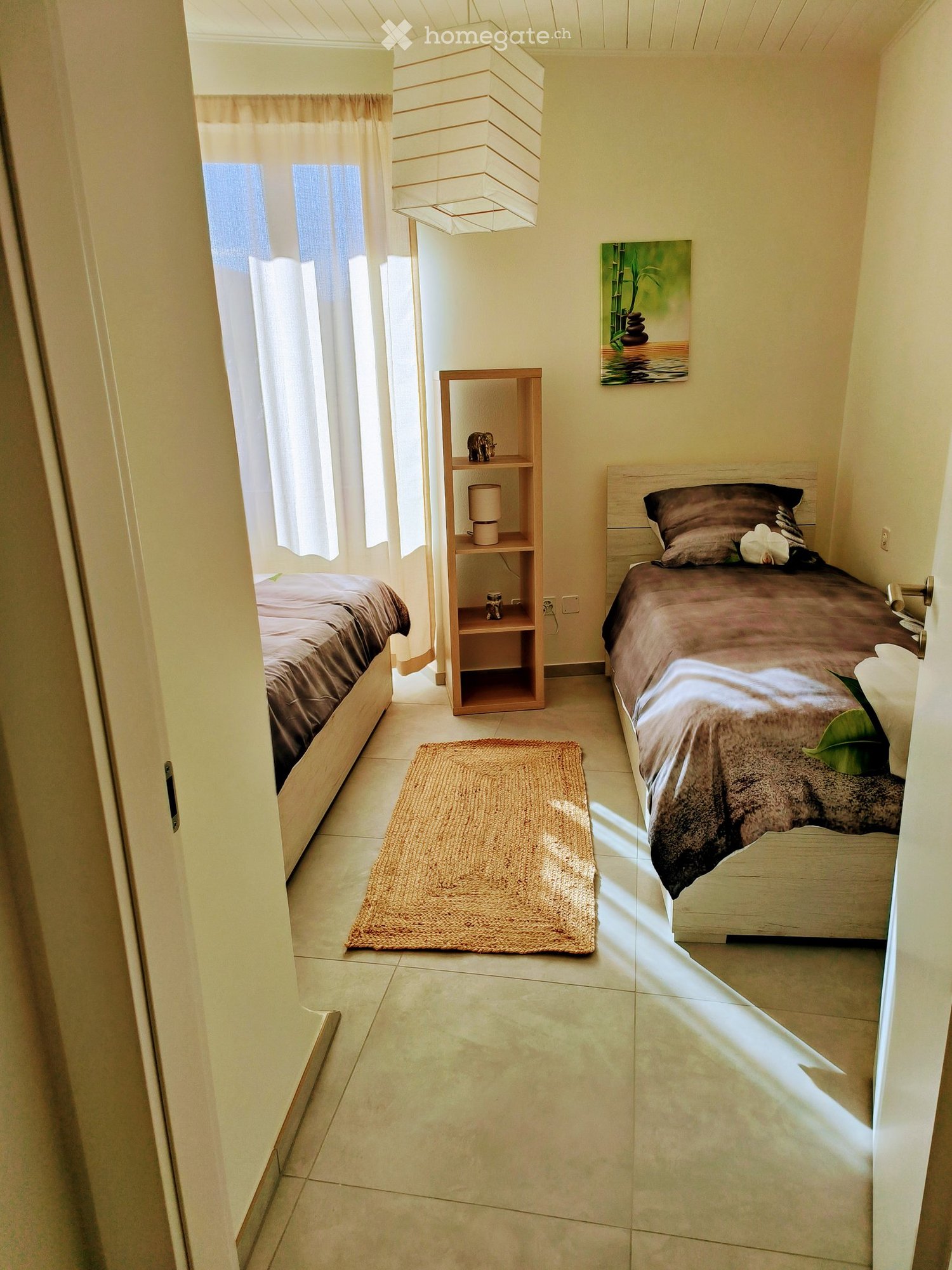 Appartement rénové en 2024 entièrement meublé et équipé, deux chambres à coucher, salon et cuisine équipée. Climatisation, four, micro-ondes et machine à café, smart TV, lave-vaisselle. Libre dès le 01.02.2026. Loyer CHF 1'350.- + CHF 100.- d'acompte de charges. Lumineux dans le noyau., photo 3 sur 5