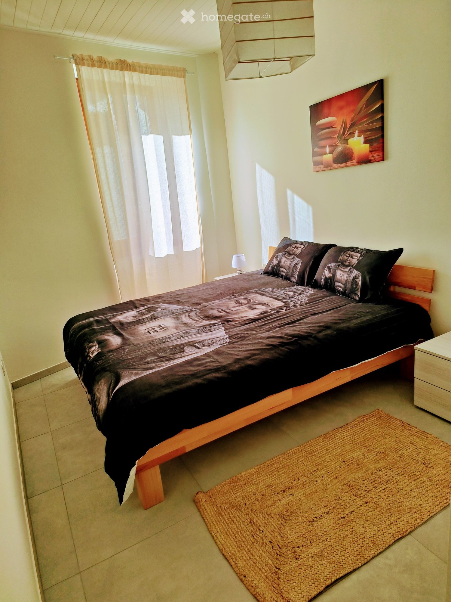 Appartement rénové en 2024 entièrement meublé et équipé, deux chambres à coucher, salon et cuisine équipée. Climatisation, four, micro-ondes et machine à café, smart TV, lave-vaisselle. Libre dès le 01.02.2026. Loyer CHF 1'350.- + CHF 100.- d'acompte de charges. Lumineux dans le noyau., photo 2 sur 5