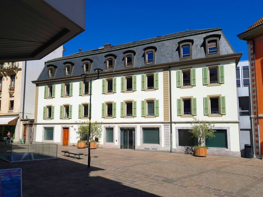 1306m² office