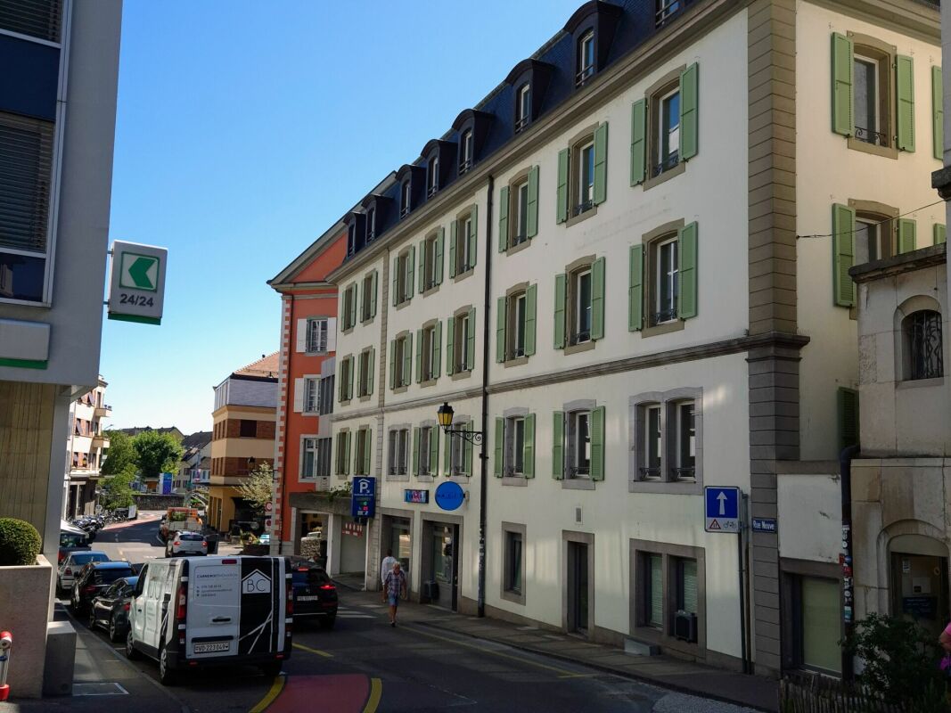 1306m² office