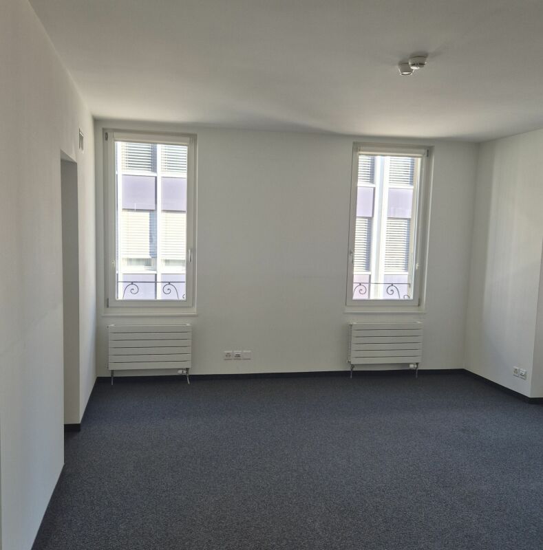 1306m² office