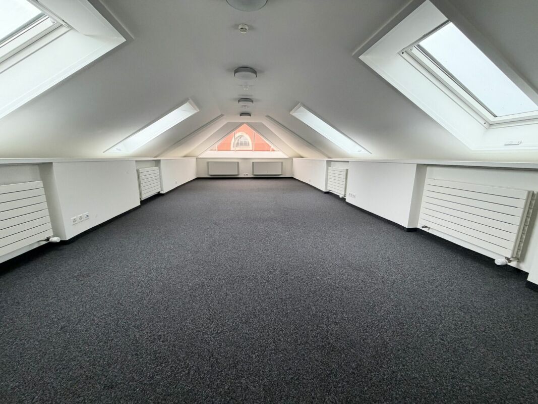 1306m² office