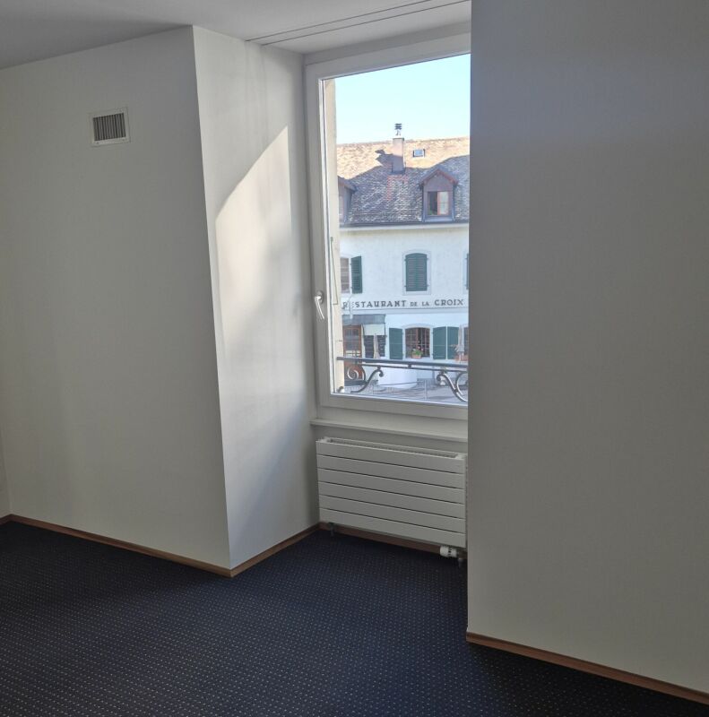 1306m² office