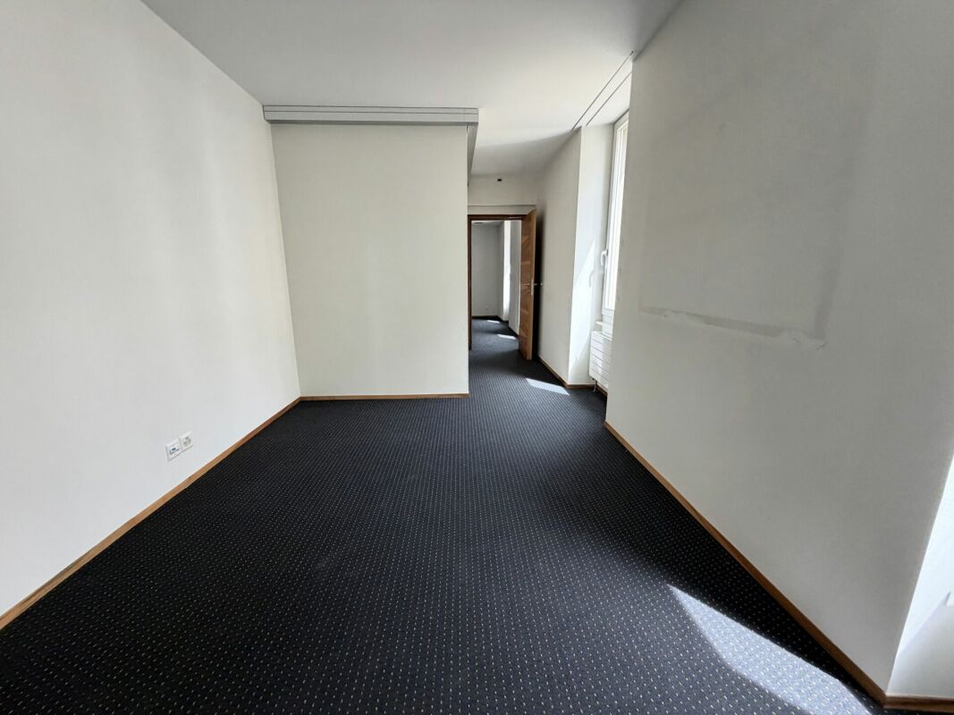 1306m² office