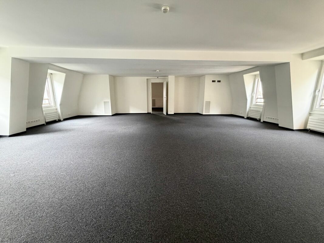 1306m² office