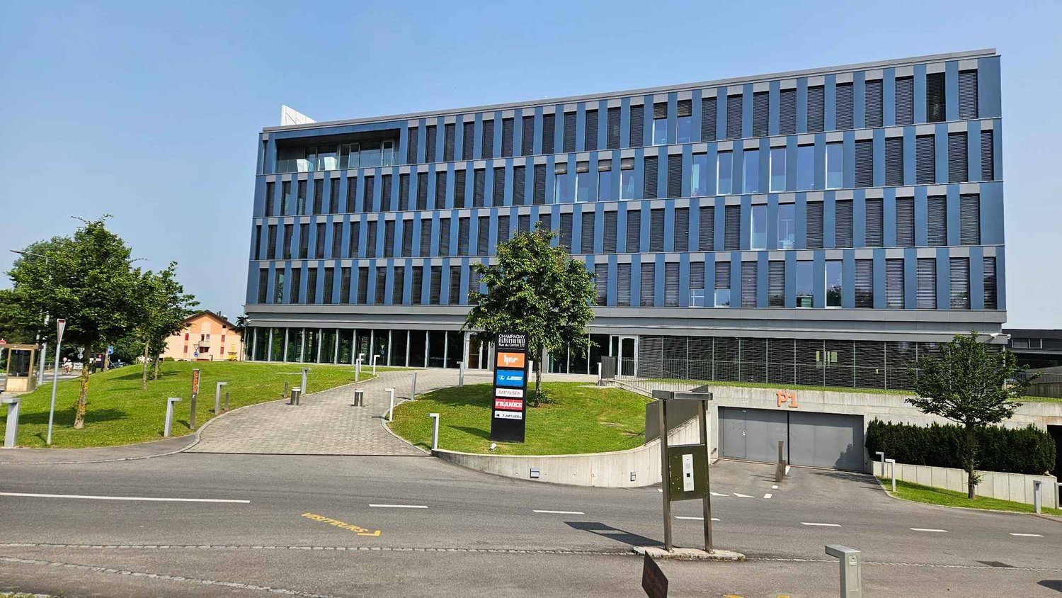 424m² office
