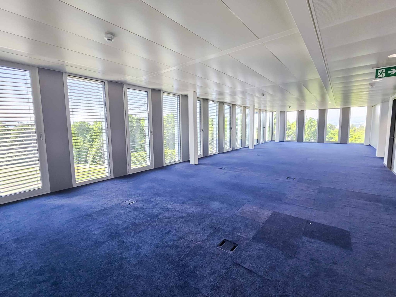 424m² office
