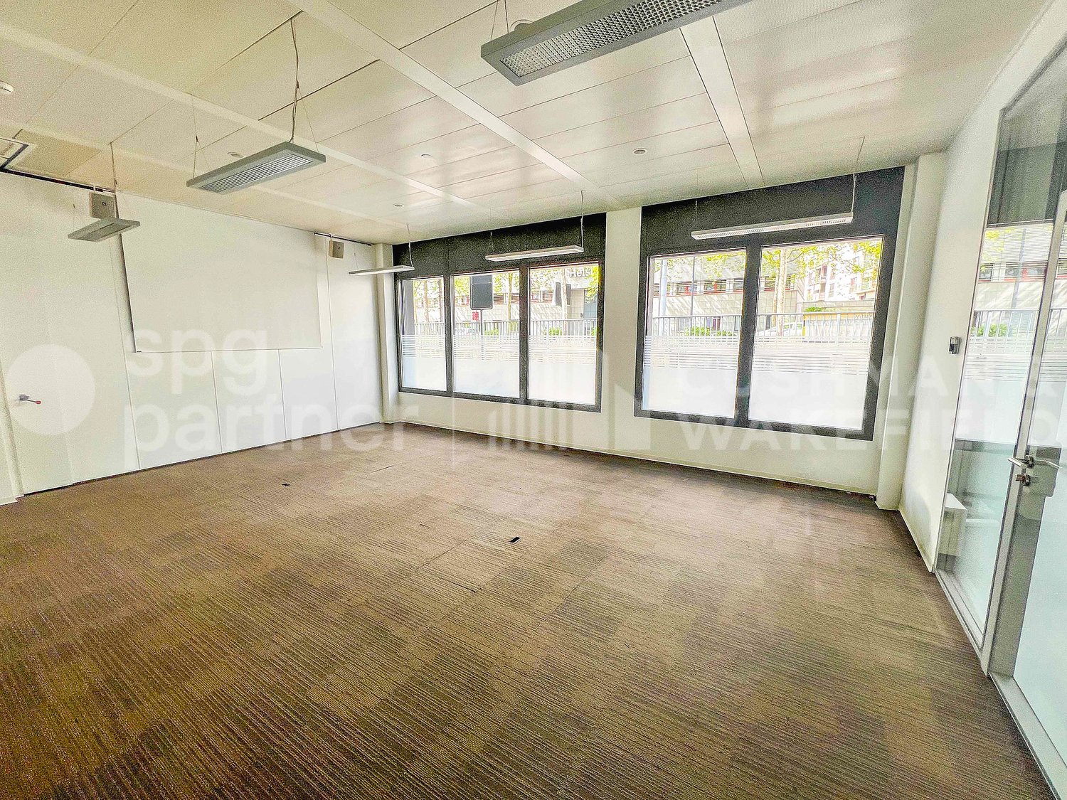 210m² office