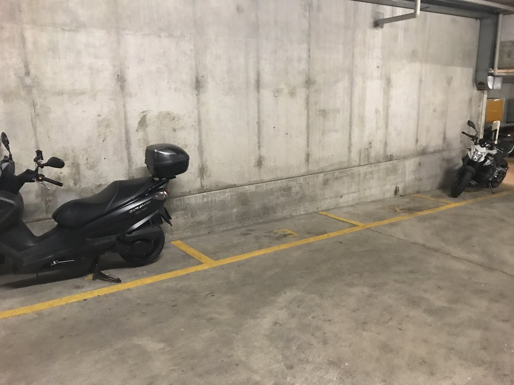 Place de stationnement couvert pour moto