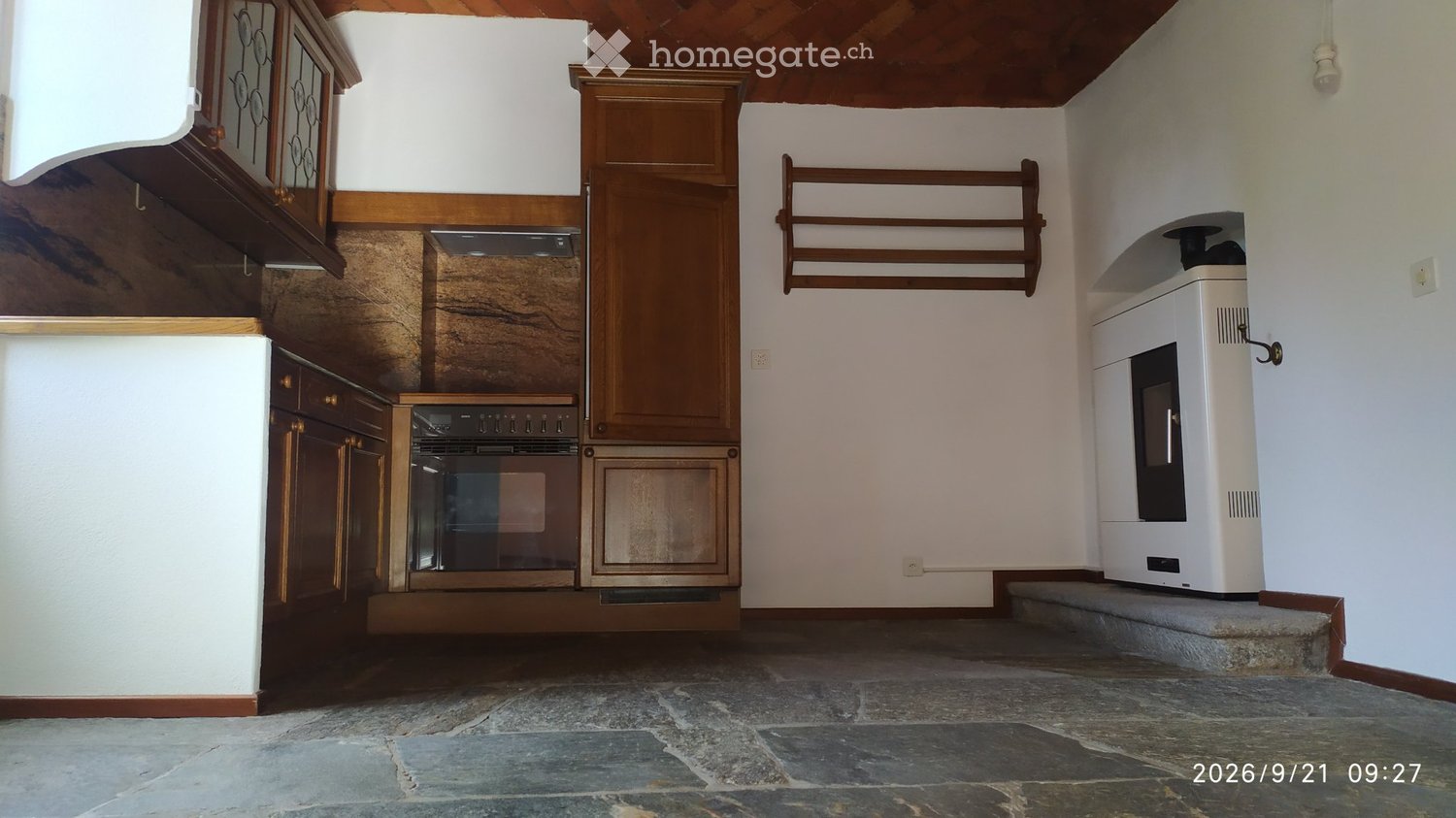 À louer à Pezzolo/Tesserete, Via Gola di lago 50, agréable appartement dans une maison historique au milieu de la verdure. Chauffage aux pellets/électrique. Salle de bain avec baignoire et bidet. Cave. Buanderie disponible deux jours par semaine. Jardin commun. Parking pratique à 300 fr. par an.