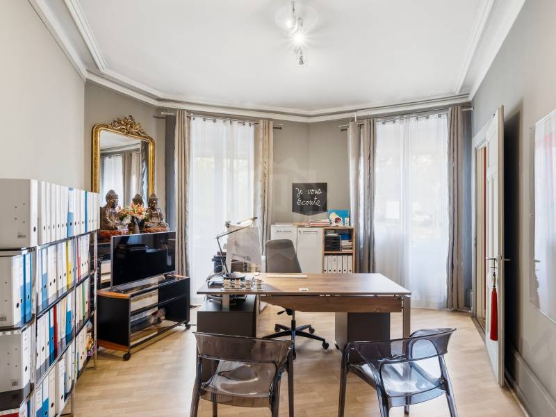 146m² office