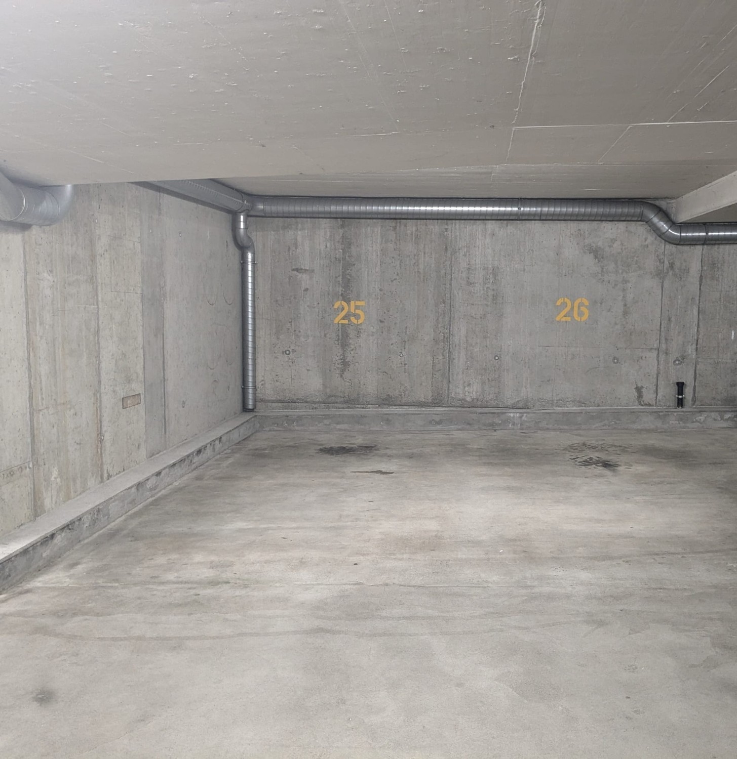 Per sofort oder nach Vereinbarung zu vermieten: Parkpaltz (Nummer 26) an der Egetswilerstrasse 109 in Kloten.
Der Parkplatz befindet sich in einer geschlossenen Tiefgarage. Der Mietzins beträgt CHF 90.