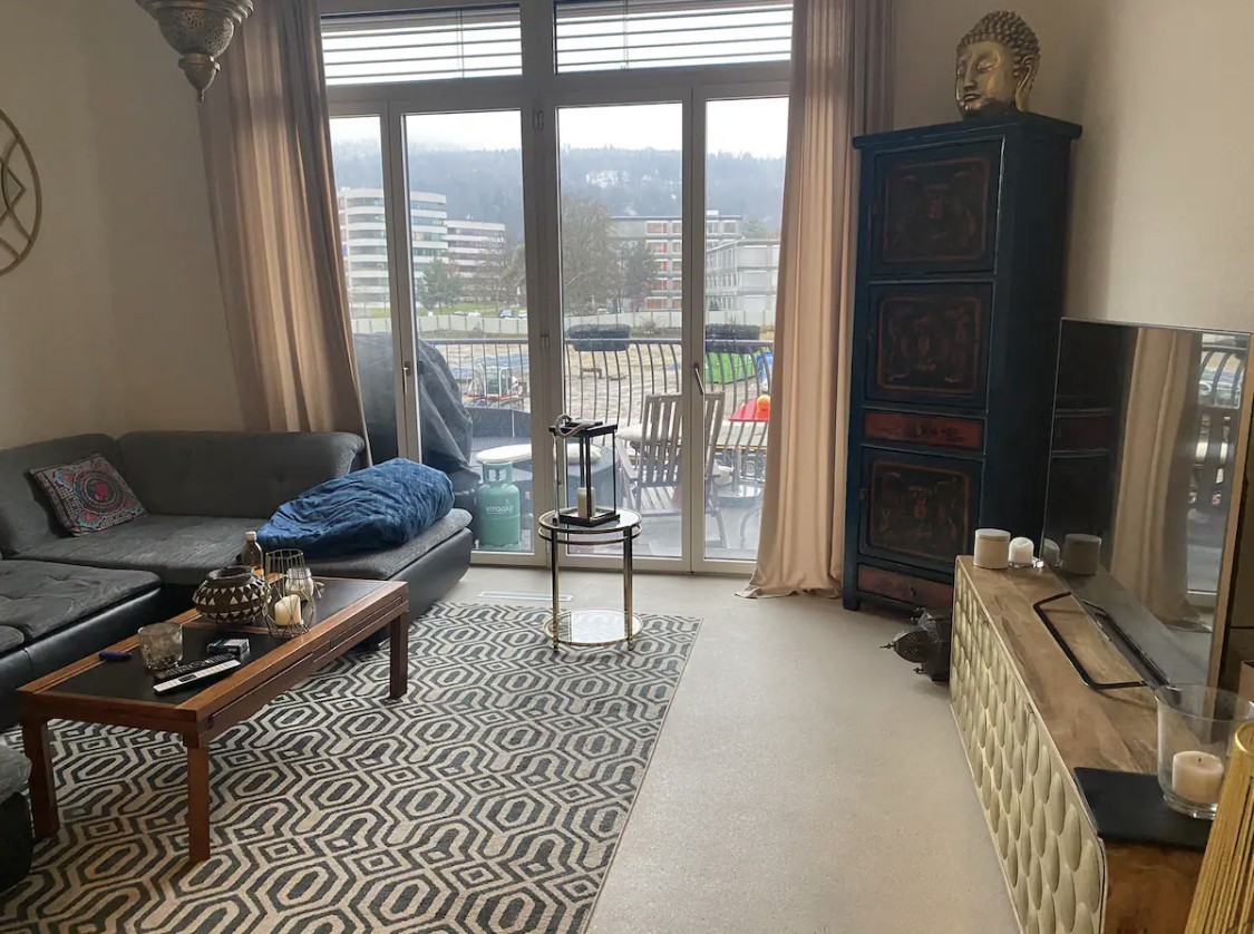 Chambre dans une colocation

Je sous-loue ma chambre meublée de 15 m2 dans un grand appartement de 145 m2 à Zurich du 13 octobre au 30 novembre.

La chambre est équipée d'un lit confortable de 160 cm et d'espaces de rangement.
Vous aurez accès aux parties communes de l'appartement, comprenant :
Cuis
