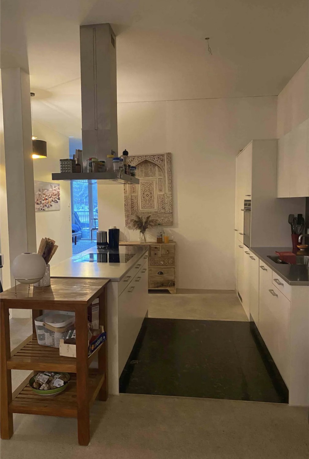 Chambre dans une colocation

Je sous-loue ma chambre meublée de 15 m2 dans un grand appartement de 145 m2 à Zurich du 13 octobre au 30 novembre.

La chambre est équipée d'un lit confortable de 160 cm et d'espaces de rangement.
Vous aurez accès aux parties communes de l'appartement, comprenant :
Cuis