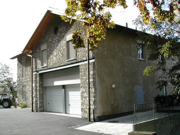 Maison individuelle de 4 ½ pièces

Immeuble tessinois composé de deux maisons contiguës, construit en pierre. 
La maison, à l'architecture très caractéristique avec les murs intérieurs en pierre apparente dans le salon, d'environ 180 mq, est composée de : 
entrée indépendante, deux salles de bains, , photo 1 sur 5