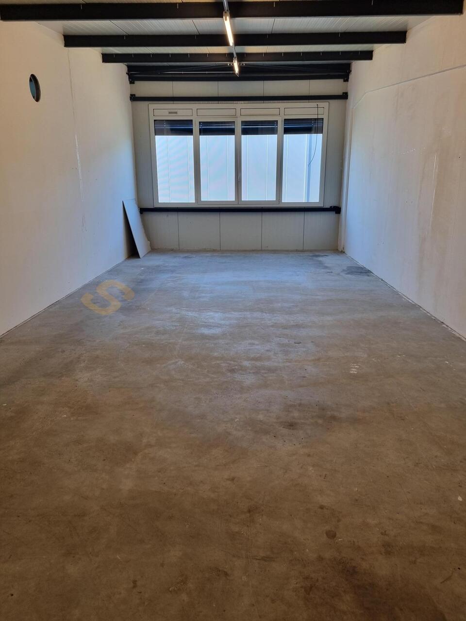120m² commercial