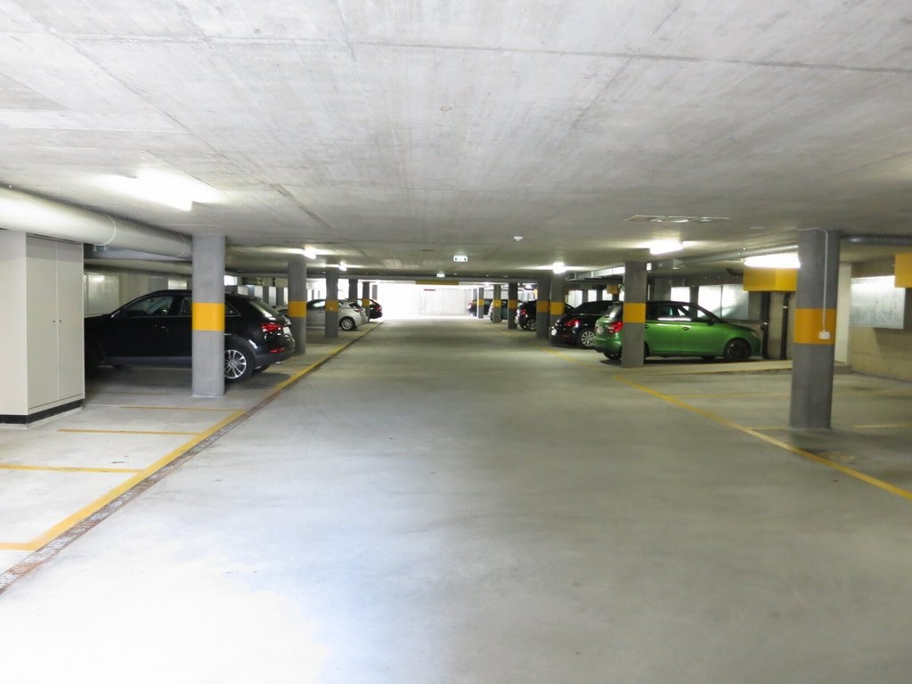 Place de parc souterraine

Nous louons dès maintenant des places de stationnement pour voitures ainsi que des places pour motos dans le parking souterrain de l'immeuble In der Höh 24/26 à Volketswil.

Le loyer pour une place de parc est de CHF 140.00 par mois plus TVA. Une place pour moto coûte CHF 