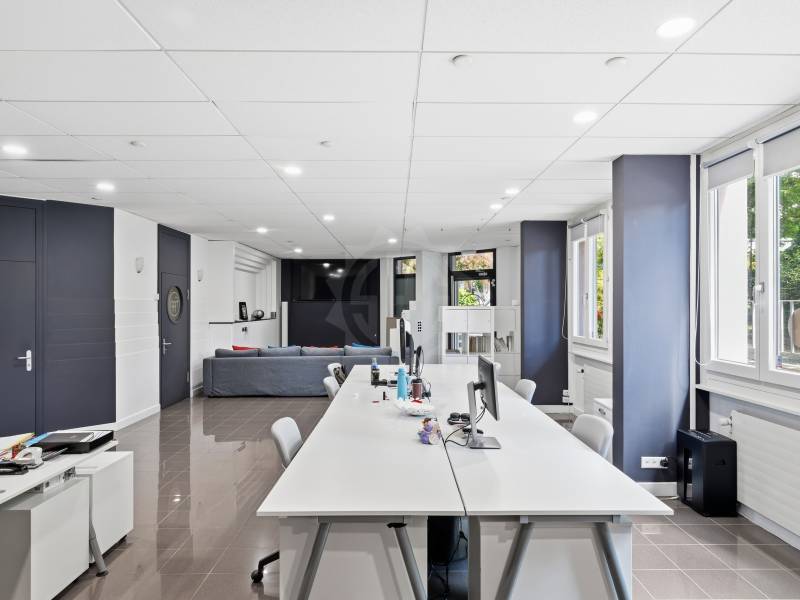243m² office