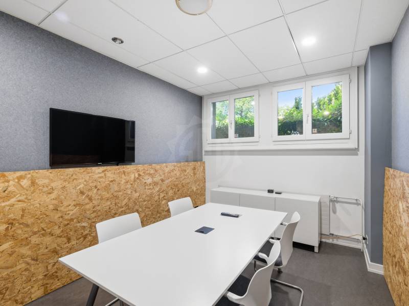 243m² office