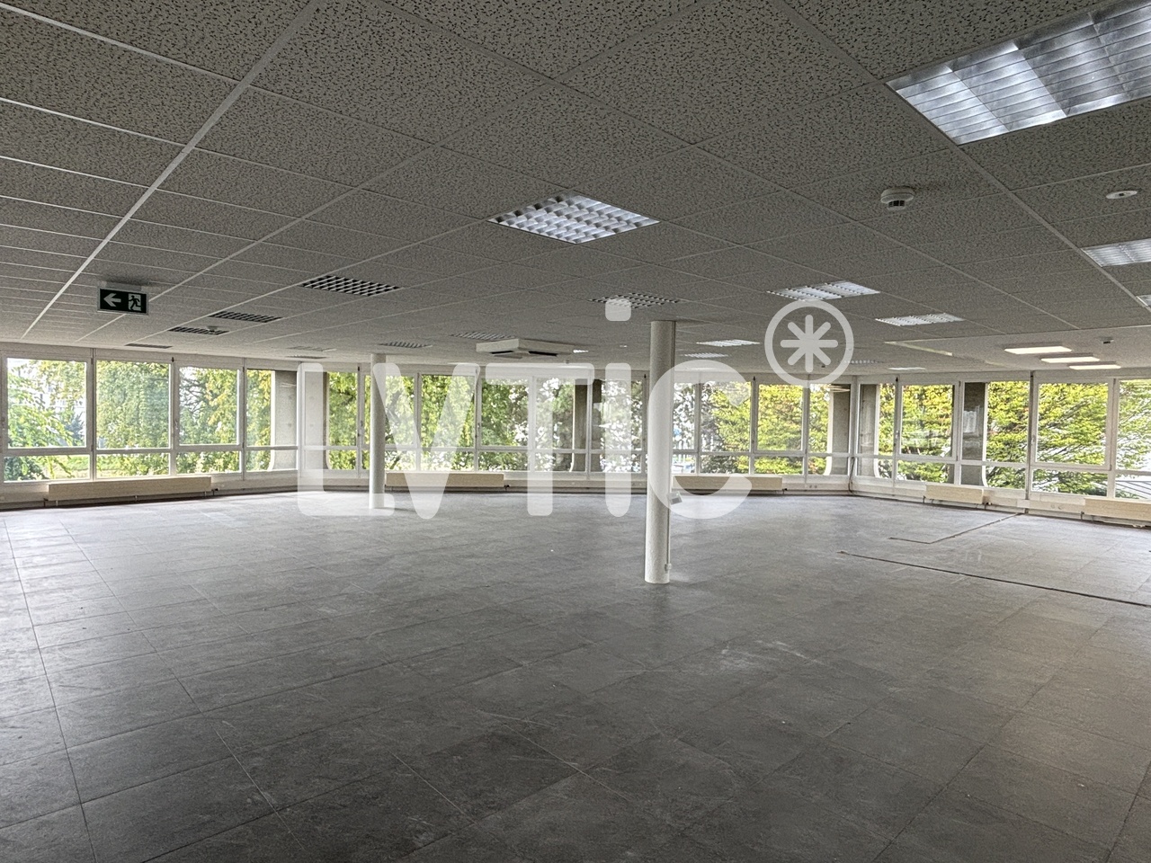 640m² shop