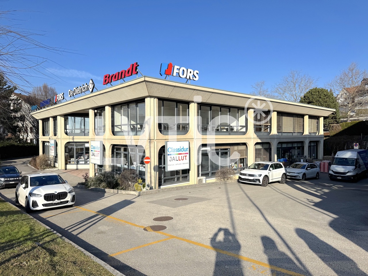 640m² shop
