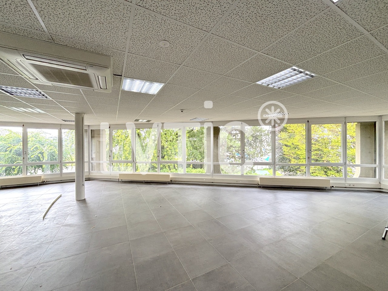640m² shop