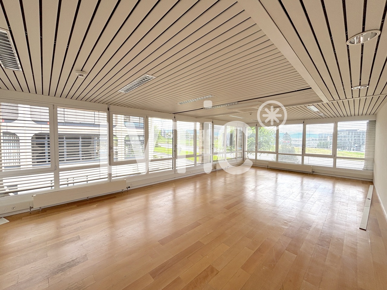 640m² shop