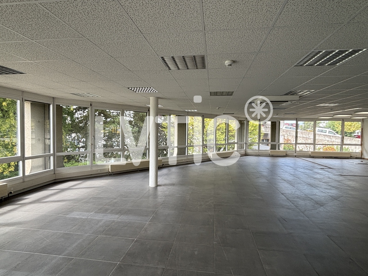640m² shop
