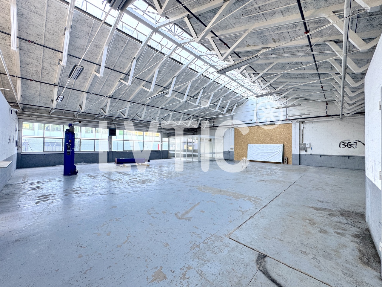 1040m² storage room