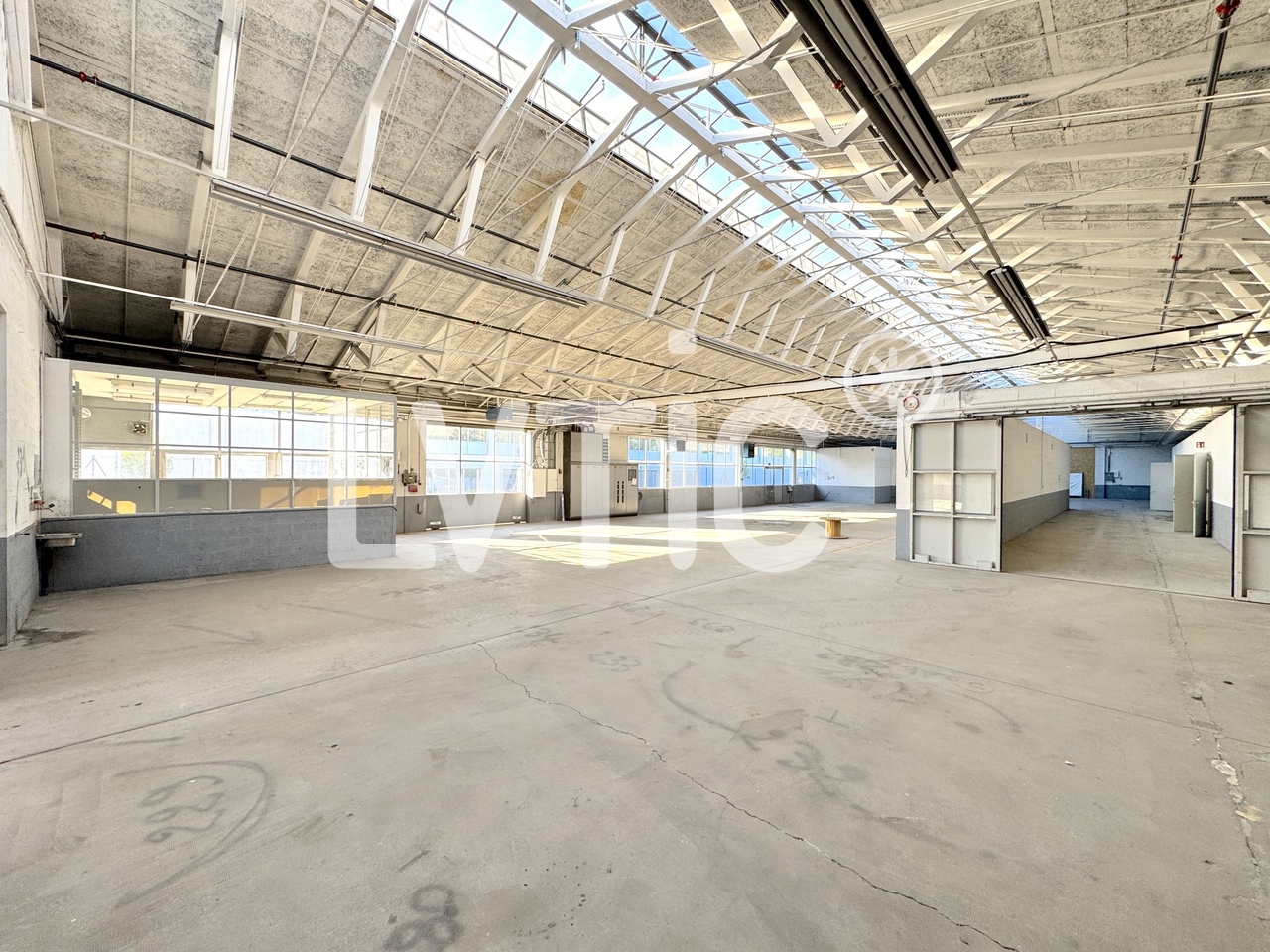 1040m² storage room