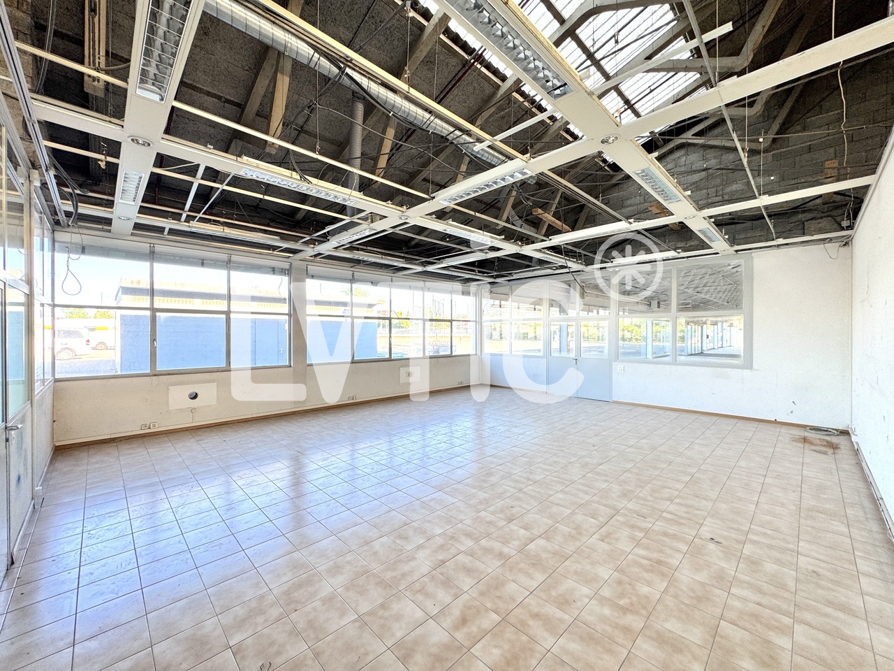 1040m² storage room
