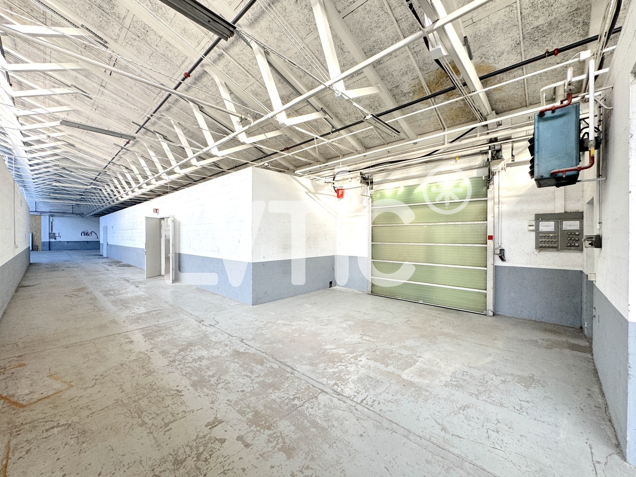 1040m² storage room