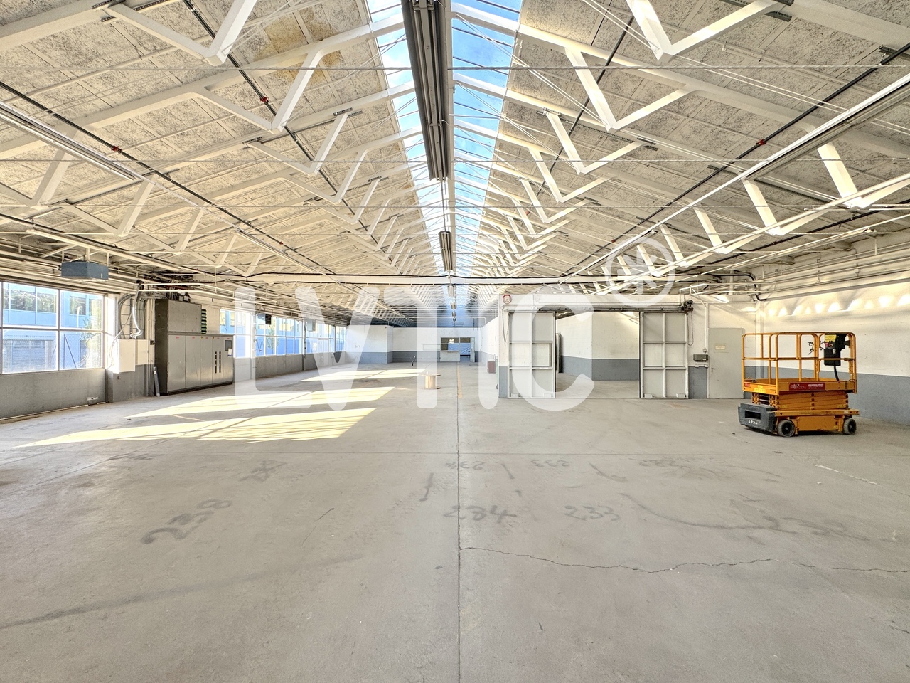 1040m² storage room