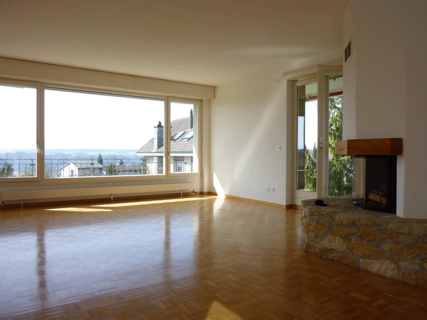 Cet appartement spacieux et ensoleillé, situé dans un quartier résidentiel calme de maisons individuelles avec un grand balcon et une vue sur le panorama des Alpes, est idéal pour se détendre après le travail. 
Des possibilités de sport se présentent juste devant la porte. 
Les liaisons de transport, photo 1 sur 5