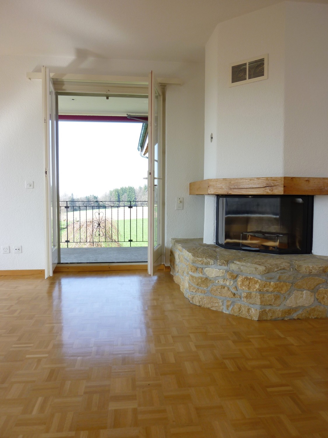 Cet appartement spacieux et ensoleillé, situé dans un quartier résidentiel calme de maisons individuelles avec un grand balcon et une vue sur le panorama des Alpes, est idéal pour se détendre après le travail. 
Des possibilités de sport se présentent juste devant la porte. 
Les liaisons de transport, photo 2 sur 5