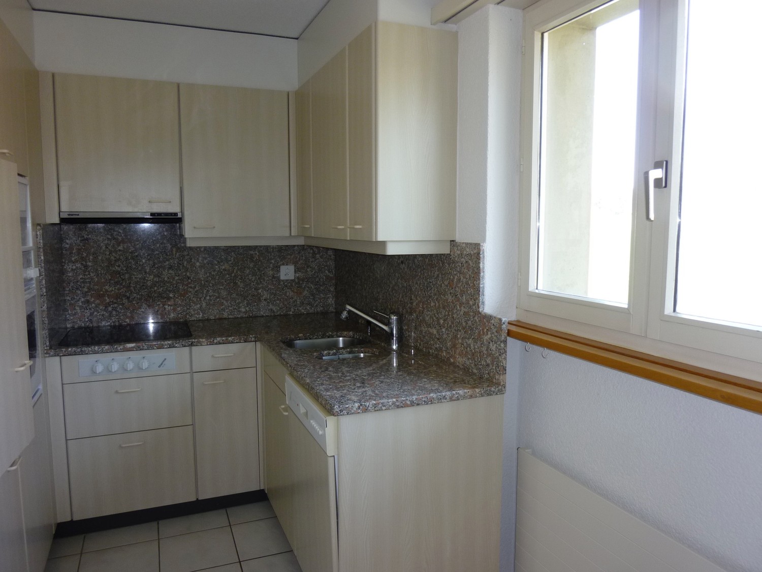 Cet appartement spacieux et ensoleillé, situé dans un quartier résidentiel calme de maisons individuelles avec un grand balcon et une vue sur le panorama des Alpes, est idéal pour se détendre après le travail. 
Des possibilités de sport se présentent juste devant la porte. 
Les liaisons de transport, photo 3 sur 5