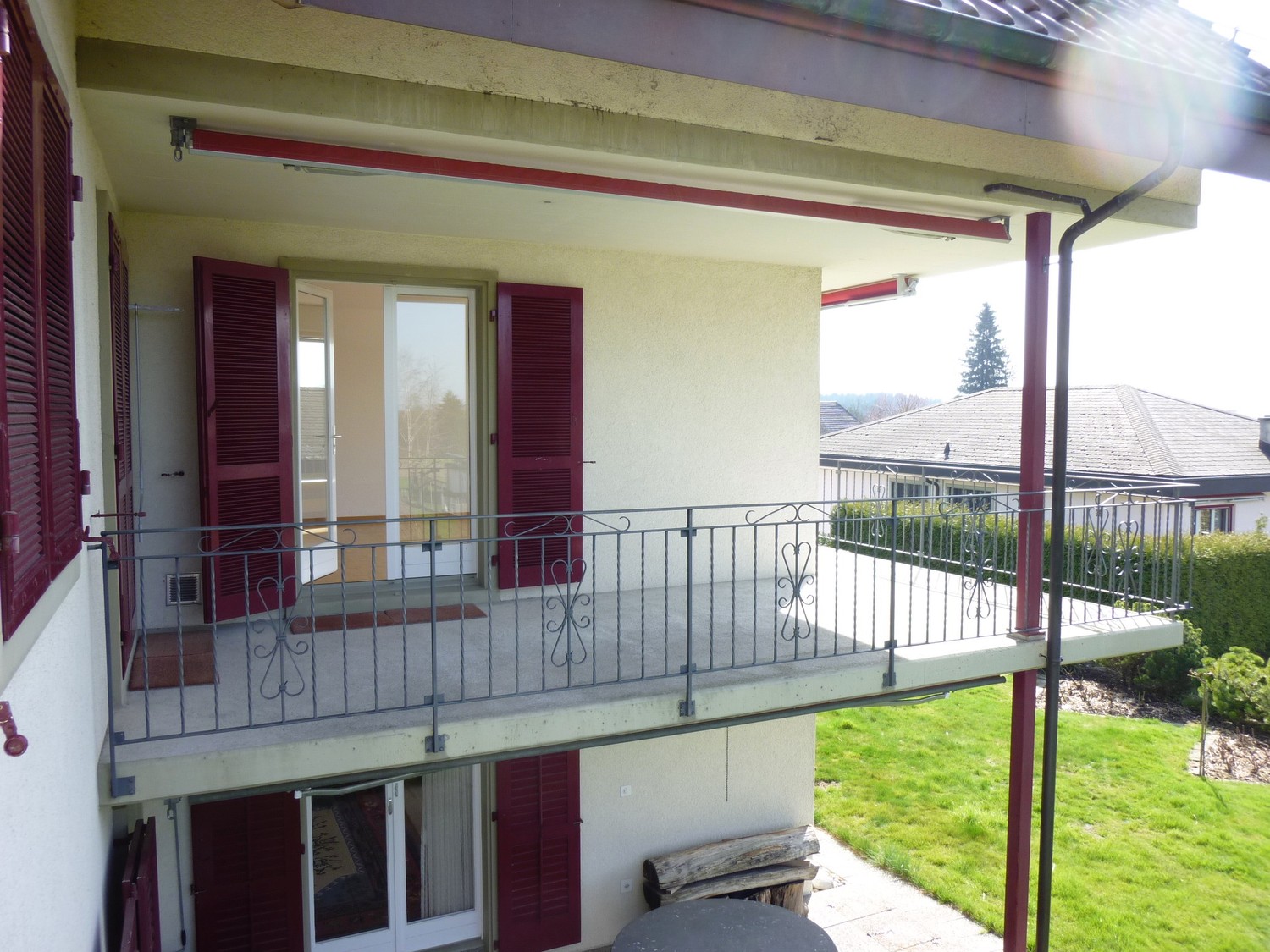 Cet appartement spacieux et ensoleillé, situé dans un quartier résidentiel calme de maisons individuelles avec un grand balcon et une vue sur le panorama des Alpes, est idéal pour se détendre après le travail. 
Des possibilités de sport se présentent juste devant la porte. 
Les liaisons de transport, photo 5 sur 5