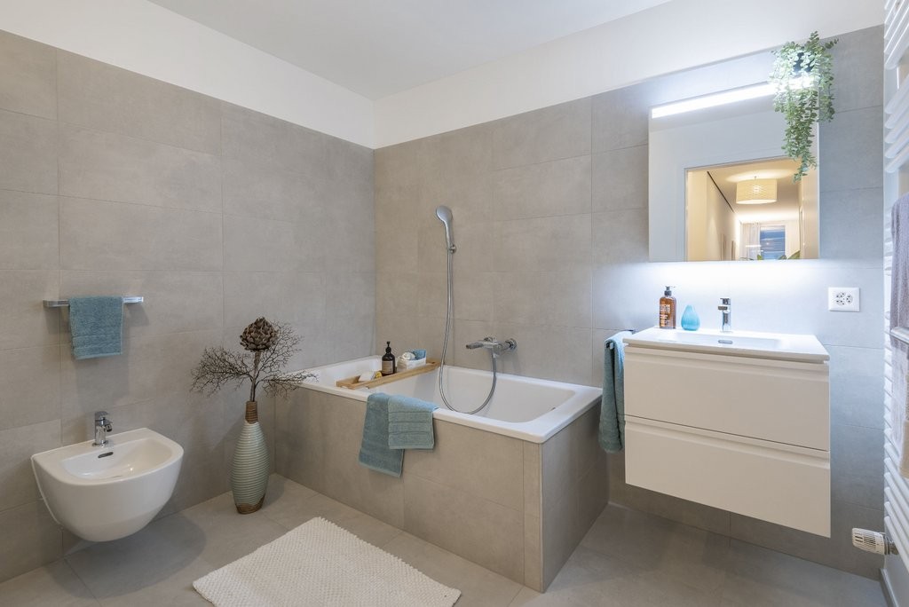 Appartement de 3 ½ pièces

Au centre de Locarno, nous louons un appartement moderne de 3.5 pièces au 1er étage. 

  


Caractéristiques principales de l'appartement : 

  


  * Grand séjour/salle à manger lumineux 
  * Cuisine moderne ouverte avec électroménagers de haute qualité 
  * Salle de bain
