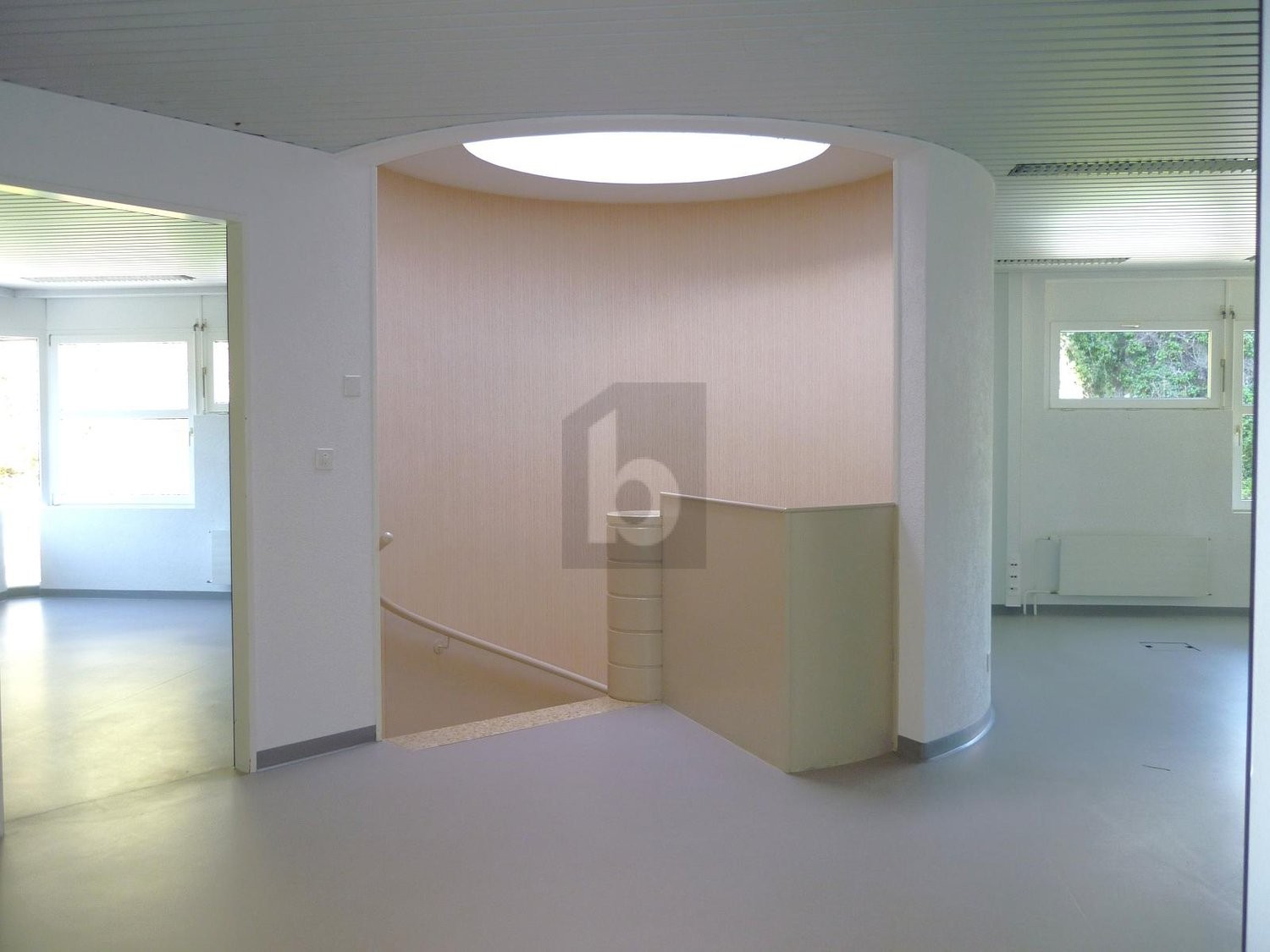 208m² office