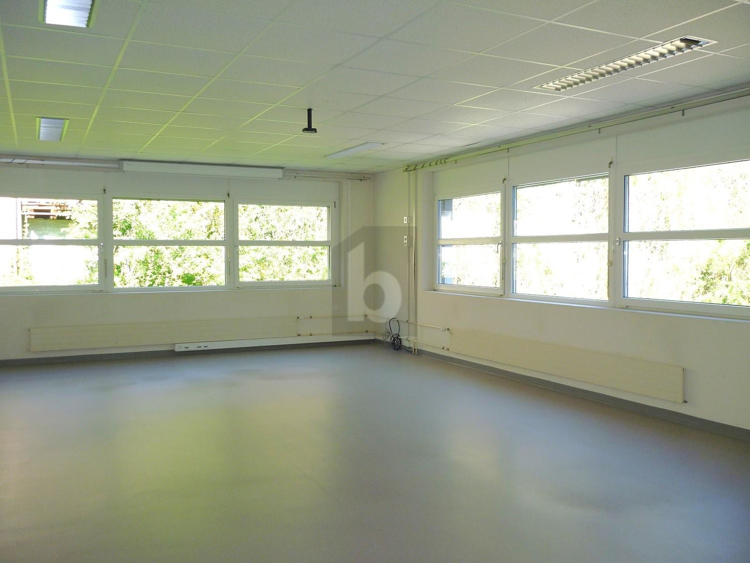 208m² office