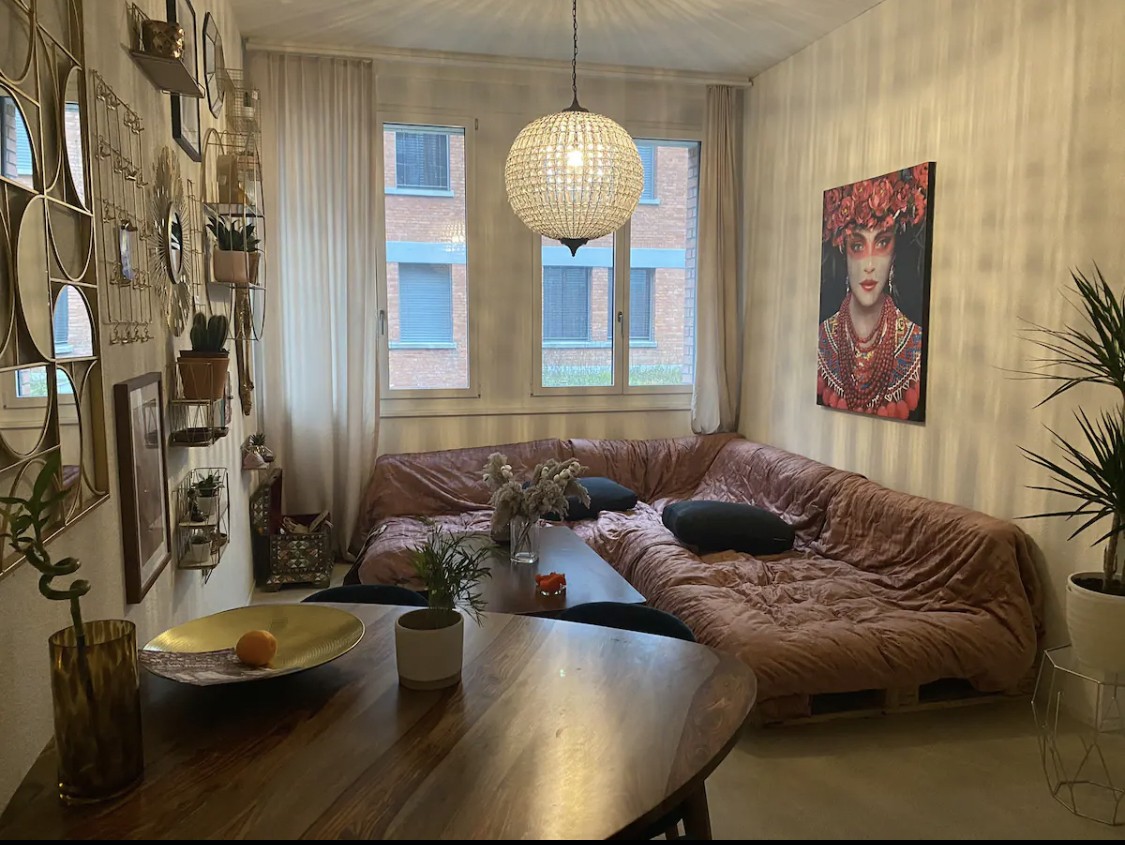 Chambre dans une colocation

Je sous-loue ma chambre meublée de 15 m² dans un grand appartement de 140 m² à Zurich du 13 octobre au 30 novembre.

La chambre dispose d'un lit confortable de 160 cm et d'espaces de rangement.
Vous aurez accès aux parties communes de l'appartement, notamment :

Cuisine 