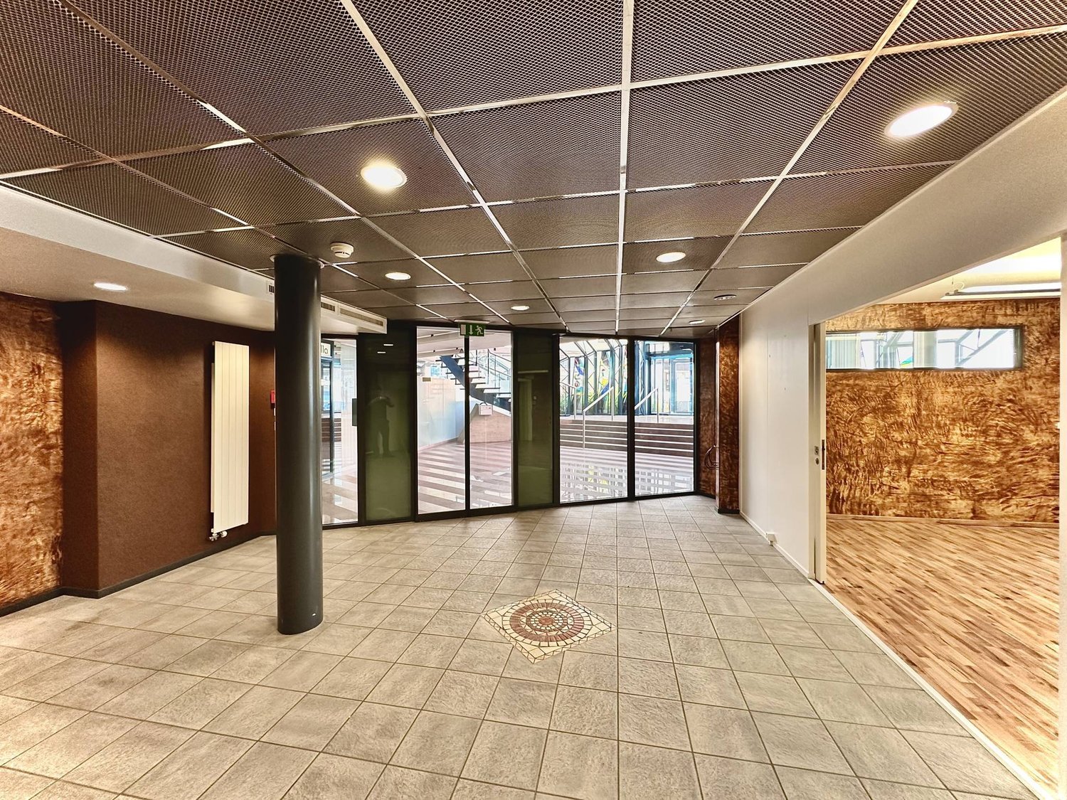 180m² office