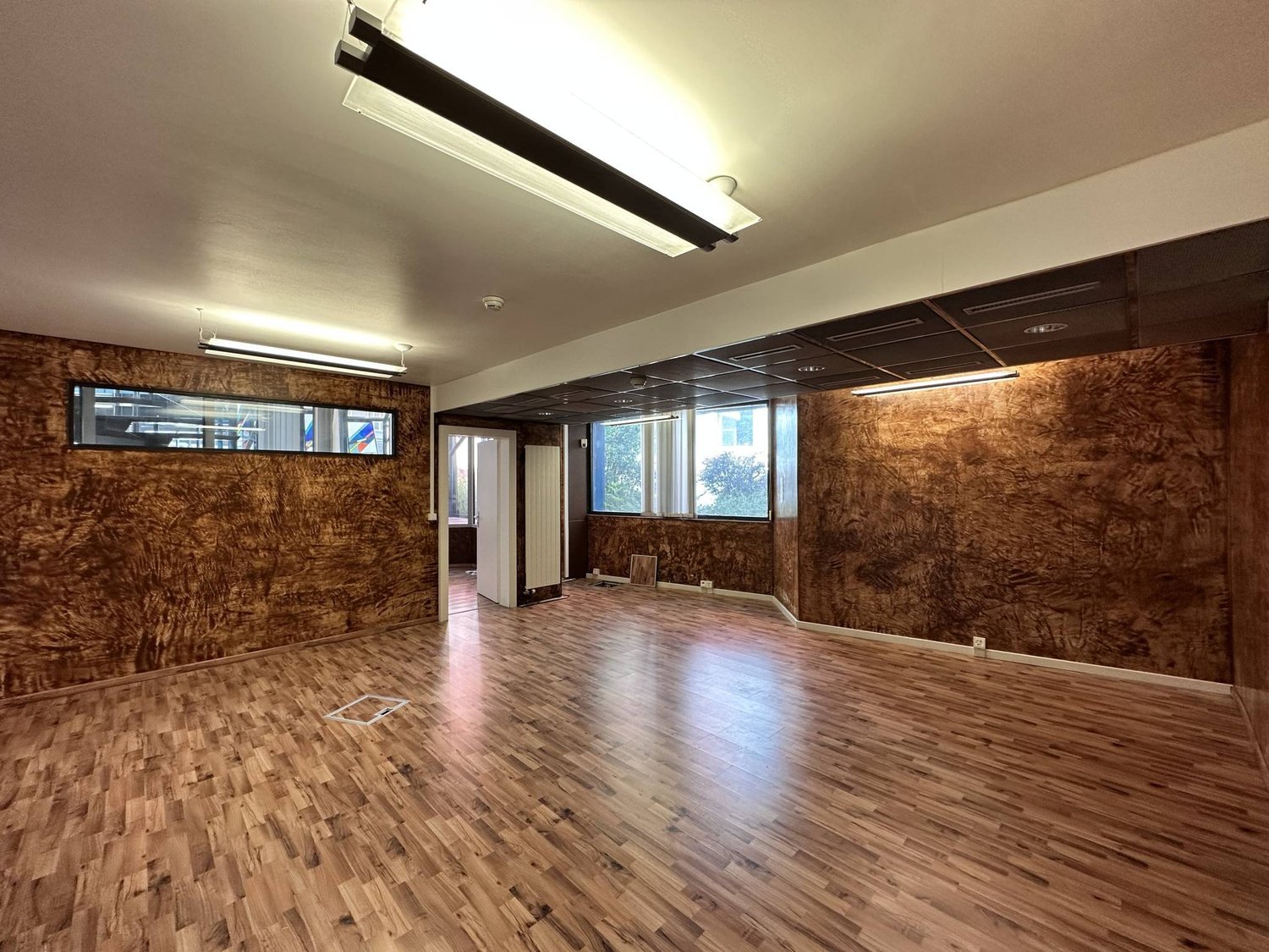 180m² office
