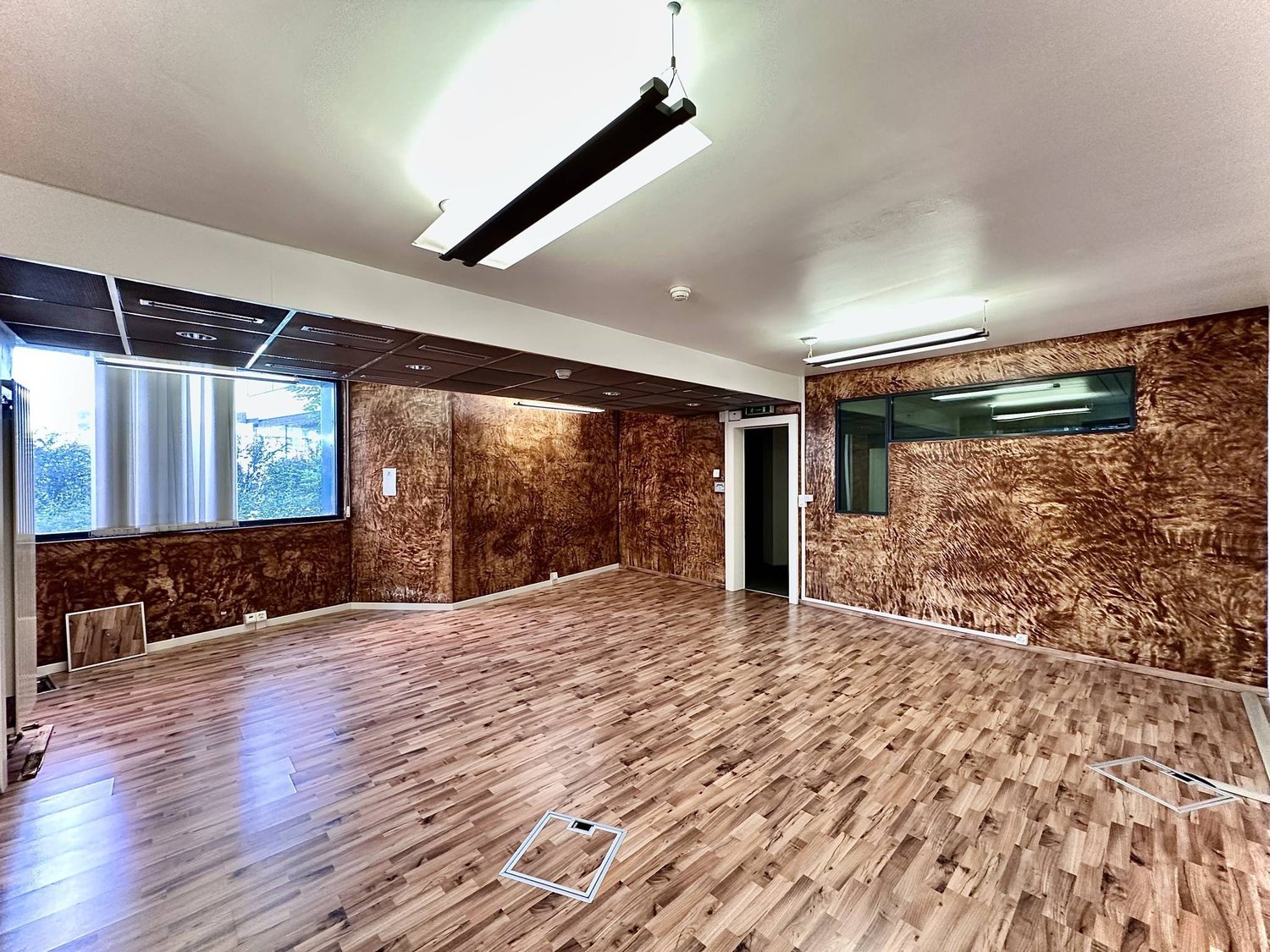 180m² office
