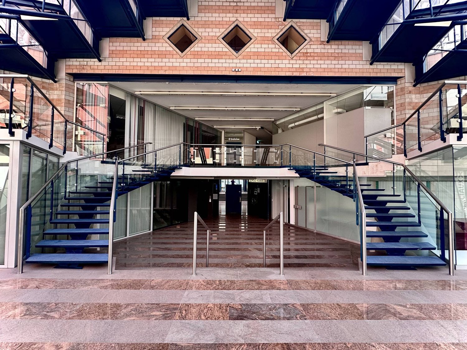 180m² office